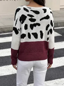 Vista posteriore dettagliata di un maglione da donna in maglia leopardata con blocchi bordeaux.