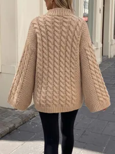 Rückdetail des khaki Damen Zopfstrick Rollkragenpullovers, lockeres legeres Winteroberteil.