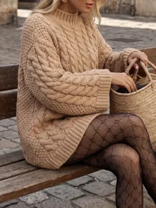 Großer Rollkragen Zopfmuster Pullover für Damen, kuscheliger Winter Pullover in Camel.