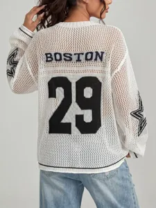 Gedetailleerd overzicht van een witte mesh gebreide top met Boston 29 graphic op de rug