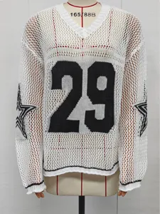 Detail van wit gebreid mesh shirt met lange mouwen en een sportief nummer 29 ontwerp
