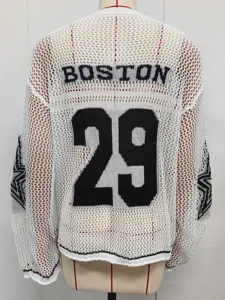 Gedetailleerd achteraanzicht van witte mesh gebreide cover-up met Boston 29 ontwerp