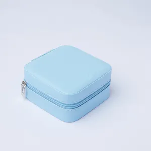 Scatola portagioie compatta in pelle blu chiaro con cerniera per uso da viaggio