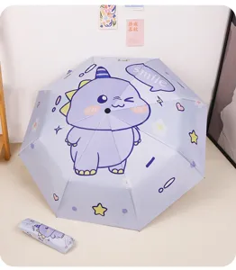 Vue détaillée d'un parapluie pliant lilas avec motif dinosaure mignon et sa pochette.
