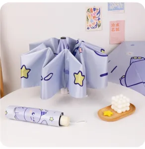 Vue détaillée du parapluie pliable violet pour enfants avec sa housse de rangement