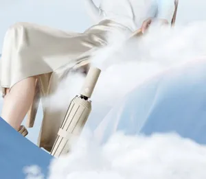 Detailaufnahme eines automatischen Regenschirms in einer kreativen wolkenähnlichen Kulisse.