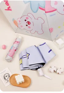 Vue détaillée d'un parapluie pliable lapin fraise avec revêtement de protection solaire