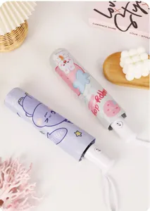 Gros plan de deux adorables parapluies pliants de dessin animé en rose et violet