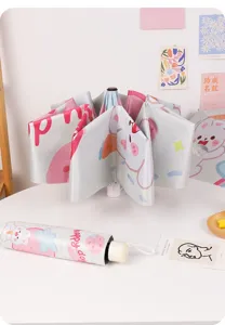 Gros plan d'un parapluie pliable lapin fraise avec sa housse de protection assortie