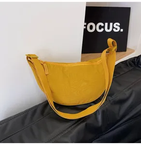 Bolso de hombro de nailon amarillo en forma de medialuna en un entorno muy moderno
