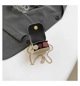 Detalle interior de un mini bolso de cadena retro con espacio para varios labiales