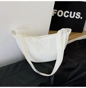 Bolso de nailon blanco en forma de media luna con correa ancha minimalista