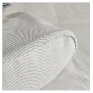 Detalle macro de la textura de la pana blanca y costura de un bolso tote minimalista