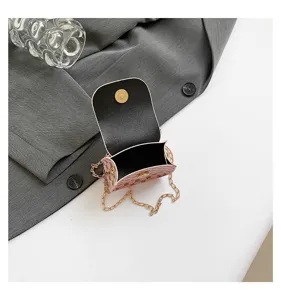Detalle de mini bolso bandolera rosa abierto con cierre magnético y vista interior