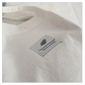 Primer plano de un bolso de pana blanca que muestra la textura suave y el parche