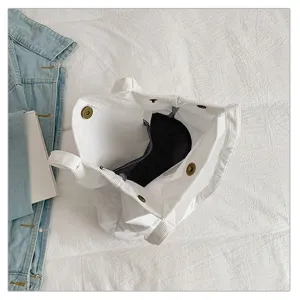 Vista interior del bolso tote de pana blanca con forro y bolsillo interno