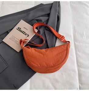 Elegante bolso bandolera de media luna de nailon naranja quemado con correa ajustable
