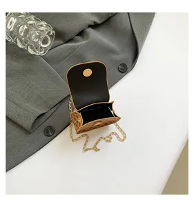 Vista detallada del interior y el cierre magnético de un bolso bandolera vintage con monograma