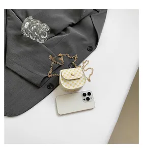 Minibolso bandolera vintage con cadena dorada junto a un smartphone para ver el tamaño