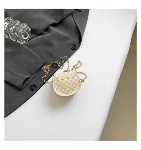 Elegante bolso bandolera vintage blanco con estampado de monograma y cadena oro