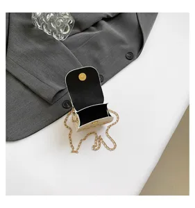 Detalle interior de un elegante bolso bandolera mini minimalista crema para mujeres
