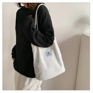 Bolso tote de pana blanco para mujer con diseño minimalista y gran capacidad de carga.