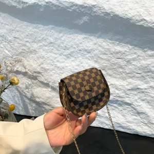 Mini bolso bandolera marrón vintage con cadena dorada y estampado de trébol mujer