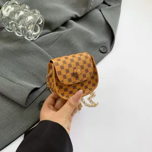 Bolso bandolera vintage elegante con cadena y estampado retro chic para mujeres.
