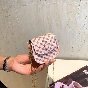 Bolso bandolera retro pequeño con patrones geométricos y cadena dorada elegante