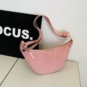 Bolso bandolera de nailon rosa a la moda en forma de media luna ajustable