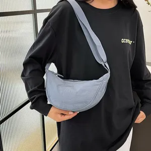 Bolso bandolera de media luna de nailon azul minimalista para mujer con correa ancha