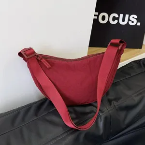 Bolso bandolera minimalista de nailon burdeos en forma de media luna con correa ajustable