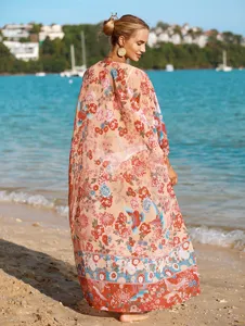 Atemberaubender Strand Kimono mit Blumenmuster, langer Urlaubsmantel fuer Sommerurlaub.