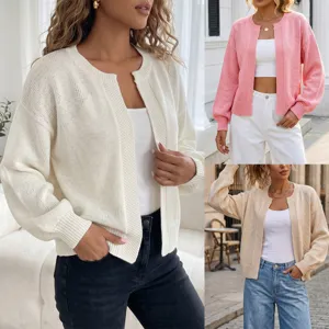 Primo piano sui dettagli del cardigan in maglia, consistenza morbida e tessuto comodo.