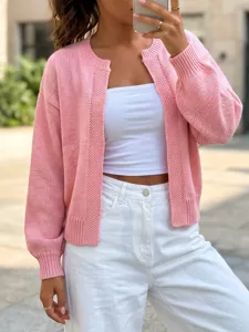 Dettaglio cardigan in maglia rosa, cappotto maglione manica lunga, abbigliamento casual.