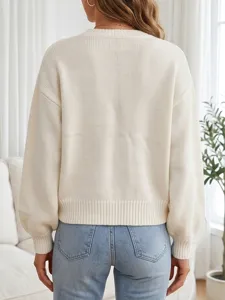 Vista posteriore di un accogliente maglione beige in maglia, tessuto morbido e comodo.