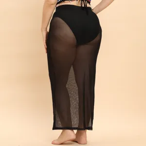 Vista posteriore dettagliata di una gonna da spiaggia lunga in rete nera trasparente curvy