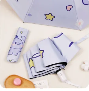 Détail d'un parapluie pliant violet clair à motif cartoon avec housse et poignée