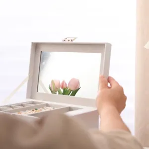 Boîte à bijoux élégante de grande capacité avec miroir et compartiments à bagues