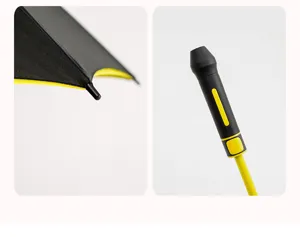 Detailweergave van het handvat en de punt van een geel-zwarte dubbellaagse golfparaplu.