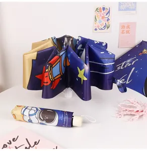 Ombrello pieghevole per bambini a tema astronauta con custodia e oggetti decorativi.