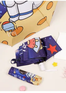 Vista dettagliata dell'ombrello automatico per bambini a tema spazio con motivo astronauta