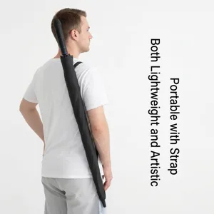 Grote winddichte golfparaplu met draagbare schouderbandhoes.