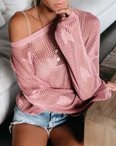 Dettaglio roze ajour gebreide trui voor dames, losse pullover met schattig hartmotief.