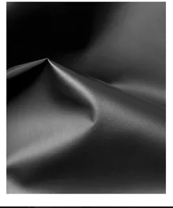 Macro-detailweergave van de waterdichte textuur van zwarte paraplustof met hoge dichtheid