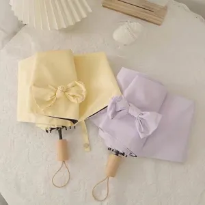 Paraguas manual de 3 pliegues en tonos pastel con lazo y mango de madera