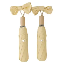 Elegante paraguas manual beige plegable en 3 con asa decorativa de lazo para sol