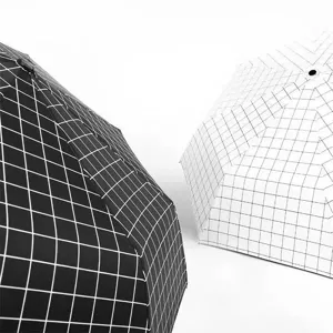 Parapluie pliant à carreaux noir et blanc avec revêtement de protection solaire UV