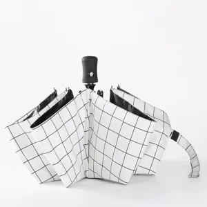 Parapluie inversé pliable avec motif à carreaux noir et blanc pour protection solaire