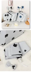 Detail van een grijze automatische paraplu met berenprints en een strik accessoire.